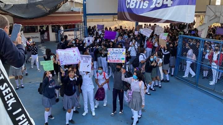 CBTIS 194 alumnos manifestándoselas dentro del plantel, contra maestros y sus abusos.